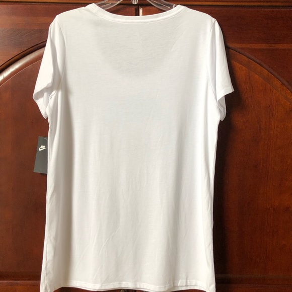 NWT Nike tee shirt. Size Medium. - Picture 3 of 3